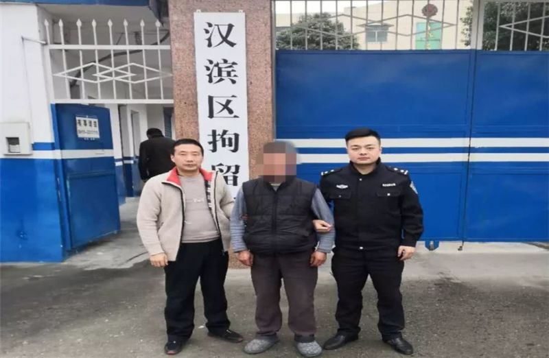 汉阴男子拦停幼儿园校车抢夺钥匙 暴力抗法致民警受伤